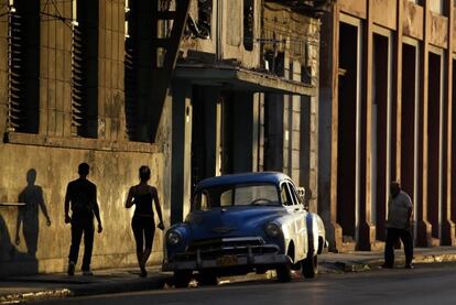 Gente paseando por La habana en 2010