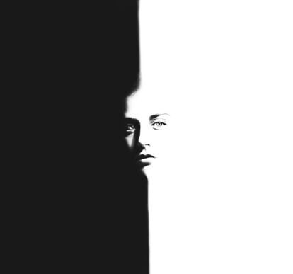 El mundo de Silvia Grav se vive en blanco y negro. Y en casi todas sus composiciones oníricas ella es la retratada, porque cada foto le recuerda a la creadora un momento significativo de su vida.