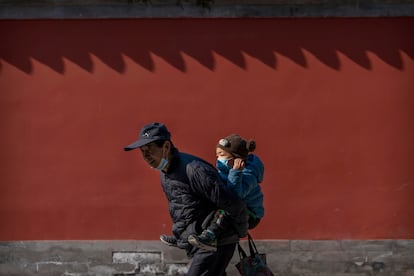 Un abuelo pasea con su nieto por un parque de Pekín, el pasado febrero.