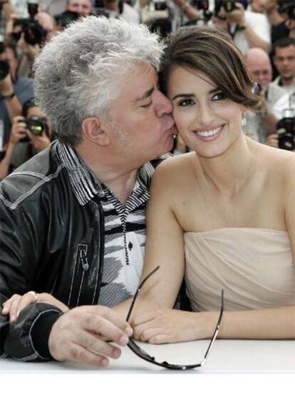 El director manchego y la actriz de Alcobendas posan juntos este martes en la muestra de cine de Francia