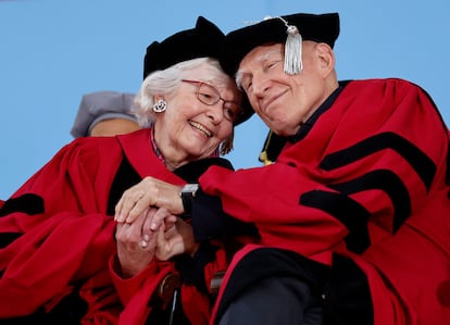 Sebastião Salgado, a la derecha, felicita a Margaret Marshall, expresidenta del Tribunal Supremo de Massachusetts, tras ser presentada como licenciada honoris causa en la ceremonia de graduación de Harvard, en 2022.