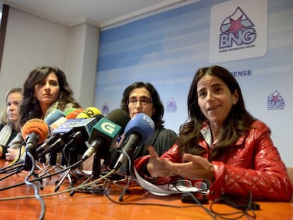 La exteniente de alcalde Isabel Pérez (derecha) junto a otras dirigentes del BNG.