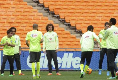 Los jugadores de la selección brasileña de fútbol calientan durante el entrenamiento del equipo en el Soccer City de Johannesburgo, Sudáfrica. Brasil disputará un amistoso frente a Sudáfrica.