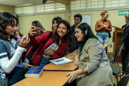 Elisabet Benavent, durante su visita a la preparatoria Vocacional de la Universidad de Guadalajara, el 27 de noviembre de 2023.