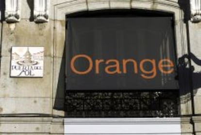 Logotipo de Orange en una tienda de la empresa en Madrid.