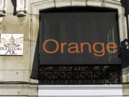 Logotipo de Orange en una tienda de la empresa en Madrid.