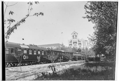 Tren de la Cruz Roja aparcado en la estación de Griñón. Los soldados franquistas heridos eran evacuados, tras recibir las primeras curas, a hospitales que se encontraban en los alrededores de Madrid como en Griñón o Leganés.