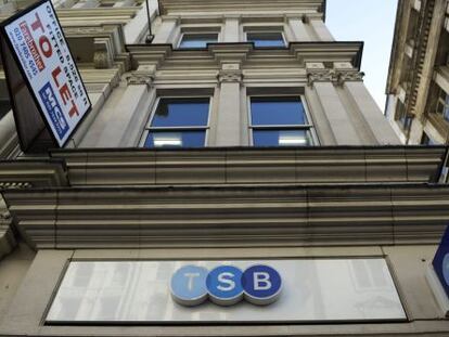 Exterior de una sucursal del banco brit&aacute;nico TSB en Londres.