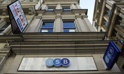 Exterior de una sucursal del banco británico TSB en Londres.