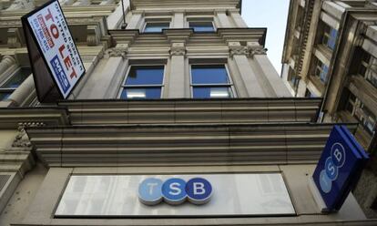 Exterior de una sucursal del banco brit&aacute;nico TSB en Londres.