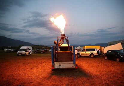 Un hombre comprueba la potencia de la llama de un globo aerostático en Terni (Itlia).