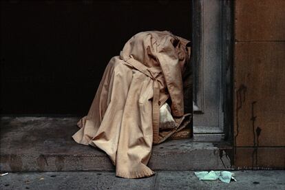 NY, USA, 1984. ‘Homeless’ bajo un impermeable.