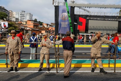Miembros de la Milicia Nacional de Venezuela aseguran el área de la Corte Suprema, antes de la ceremonia de la toma de posesión de Nicolás Maduro. 