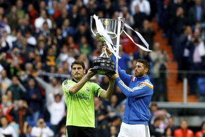 Iker Casillas y Ramos muestran la Copa del Rey a la afición.