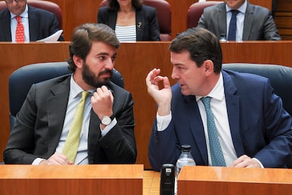 El presidente de la Junta de Castilla y León, Alfonso Fernández Mañueco (PP), y el vicepresidente, Juan García-Gallardo (Vox), participan en la sesión plenaria de las Cortes de Castilla y León, en Valladolid, el pasado 30 de abril.
