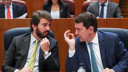 El presidente de la Junta de Castilla y León, Alfonso Fernández Mañueco (a la derecha), y el vicepresidente, Juan García-Gallardo, durante la sesión plenaria de las Cortes de Castilla y León del pasado 19 de septiembre, en Valladolid.