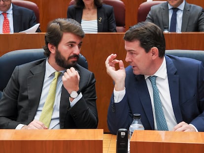 El presidente de la Junta de Castilla y León, Alfonso Fernández Mañueco (PP), y el vicepresidente, Juan García-Gallardo (Vox), participan en la sesión plenaria de las Cortes de Castilla y León, en Valladolid, el pasado 30 de abril.