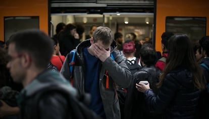 Usuarios durante una huelga en Renfe, en una imagen de archivo.