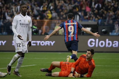 El delantero del FC Barcelona, Robert Lewandowski, celebra el gol de su equipo ante el portero del Real Madrid, Thibaut Courtois.