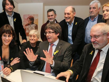 Des de l'esquerra, asseguts, Aurora Madaula, Clara Ponsatí, Carles Puigdemont i Lluís Puig. Dret, a l'esquerre, Francesc de Dalmases.