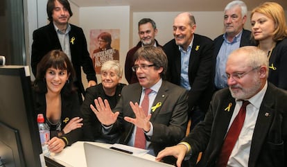 Ousted Catalan premier Carles Puigdemont (center) follows the results of the regional election from Brussels.