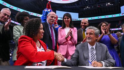 La alcaldesa de Washington DC, Muriel Bowser, estrecha la mano del jefe de Monumental Sports & Entertainment, Ted Leonsis, tras firmar el nuevo acuerdo.