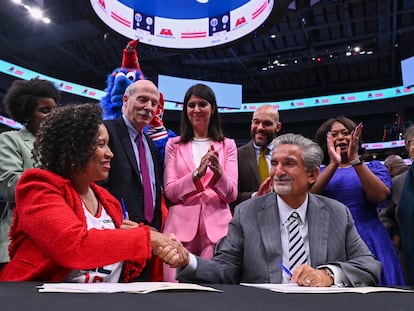 La alcaldesa de Washington DC, Muriel Bowser, estrecha la mano del jefe de Monumental Sports & Entertainment, Ted Leonsis, tras firmar el nuevo acuerdo.