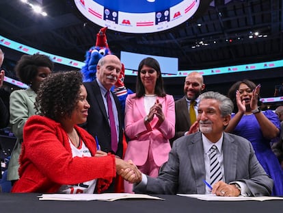 La alcaldesa de Washington DC, Muriel Bowser, estrecha la mano del jefe de Monumental Sports & Entertainment, Ted Leonsis, tras firmar el nuevo acuerdo.