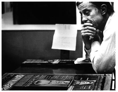 Ben Bradlee contempla la portada de &#039;The Washington Post&#039; del d&iacute;a de la dimisi&oacute;n de Nixon, el 14 de agosto de 1974. 