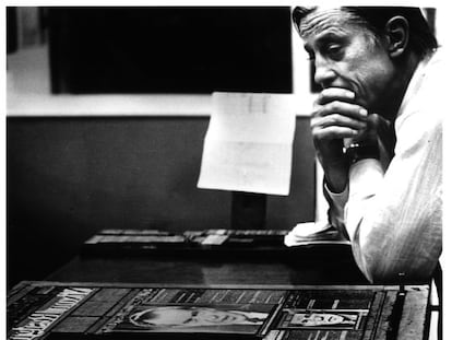 Ben Bradlee contempla la portada de &#039;The Washington Post&#039; del d&iacute;a de la dimisi&oacute;n de Nixon, el 14 de agosto de 1974. 