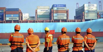 Trabajadores en el puerto de la ciudad china de Qingdao.