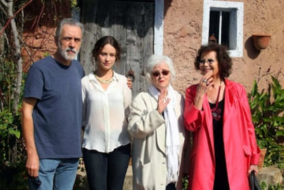 Trueba, Aida Folch, Chus Lampreave y Claudia Cardinale, ayer en la masia Can Garganta, en la Vall d'en Bas.