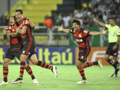 Flamenguistas comemoram gol contra o Fluminense.