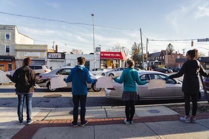 Una "cadena humana" en contra de la violencia de armas en el West Baltimore.