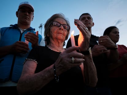 Personas participan una velada contra la violencia que se vive en Cúcuta, en junio de 2023.
