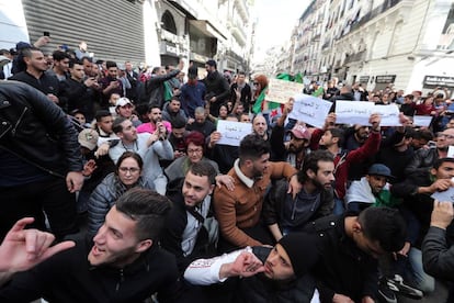 Manifestantes argelinos corean cánticos este domingo en Argel en contra de la candidatura de Abdelaziz Buteflika para optar a un quinto mandato como presidente.
 