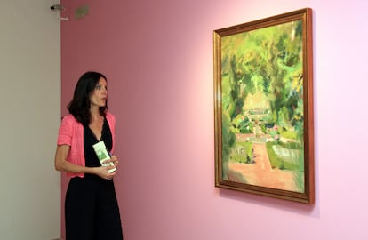 La comisaria de la exposición, Ana Doldán, durante la presentación de la exposición 'A la luz del jardín'.