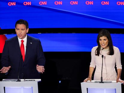 El gobernador de Florida, Ron DeSantis, y la exgobernadora de Carolina del Sur, Nikki Haley, en el debate de la CNN de este miércoles en la Universidad Drake de Des Moines (Iowa).