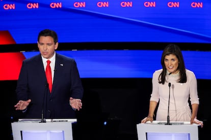 El gobernador de Florida, Ron DeSantis, y la exgobernadora de Carolina del Sur, Nikki Haley, en el debate de la CNN de este miércoles en la Universidad Drake de Des Moines (Iowa).