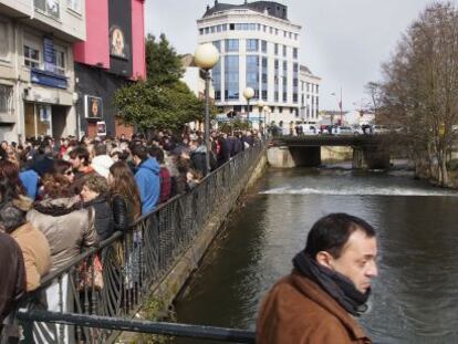 Vecinos de Sarria concentrados en el malecón en febrero pasado.