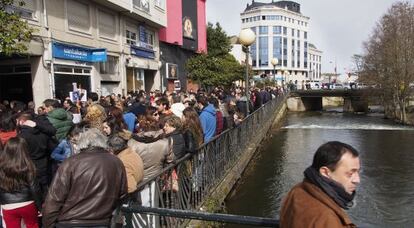 Vecinos de Sarria concentrados en el malecón en febrero pasado.