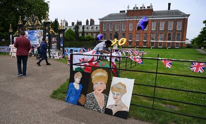 Los homenajes a la princesa Diana en el día que hubiera cumplido 60 años se han multiplicado en el exterior del palacio de Kensington en Londres.