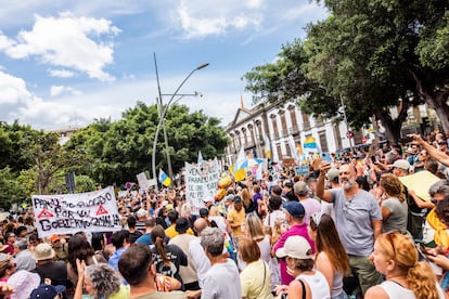 Manifestantes de Santa Cruz de Tenerife, con pancartas en contra de un modelo de turismo que califican de depredador. 