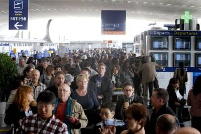 Cientos de pasajeros hacen cola en una terminal del aeropuerto Charles de Gaulle (París), donde se cancelaron los vuelos comerciales por la nube de ceniza.