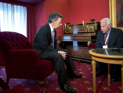 Colombian President Juan Manuel Santos speaks with former Spanish Prime Minister Felipe González on Monday in Madrid.