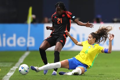 Angelina (Brasil) disputa el balón con Valerin Loboa (Colombia) en el partido de fase de grupos de la Copa América, el 25 de julio de 2025.