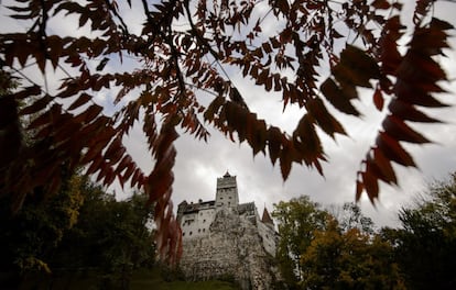 El Castillo de Bran, popularmente conocido como el 'Castillo de Drácula', es uno de los puntos turísticos más importantes de Rumanía, además de monumento nacional, debido a la creencia de que allí habitó algún día Vlad Tepes. En la imagen, el castillo se sitúa en la cima de la montaña.