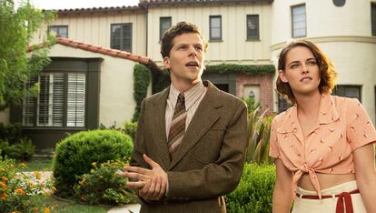 "Café Society": Damos como certo que Woody Allen lançará um filme por ano, como de hábito, mas isso não deveria nos distrair de um talento incomparável na história da sétima arte. Além do mais, esta é sua película mais acertada nos últimos anos. Autor: Carlos Megía. Foto: Lionsgate