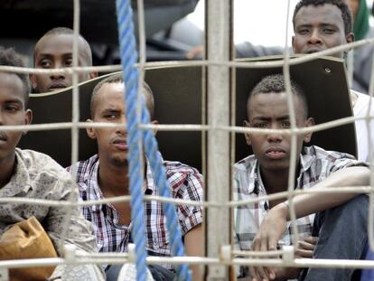 Immigrants rescatats, abans d&#039;arribar al port de Palermo.