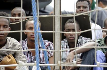 Immigrants rescatats, abans d'arribar al port de Palermo.